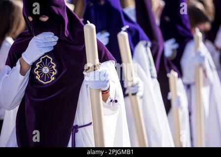 Sevilla, Spanien. 2. April 2023. Die Penitents of the Brotherhood namens „La Estrella“ während der Parade zur Kathedrale von Sevilla am Palmensonntag, „Domingo de Ramos“ auf Spanisch (Kreditbild: © Daniel Gonzalez Acuna/ZUMA Press Wire) NUR REDAKTIONELLE VERWENDUNG! Nicht für den kommerziellen GEBRAUCH! Stockfoto