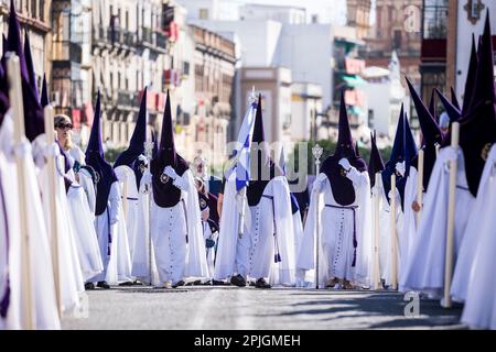 Sevilla, Spanien. 2. April 2023. Penitents (Nazarenos) der Bruderschaft namens „La Estrella“ während der Parade zur Kathedrale von Sevilla am Palmensonntag, „Domingo de Ramos“ auf Spanisch (Kreditbild: © Daniel Gonzalez Acuna/ZUMA Press Wire) NUR REDAKTIONELLE VERWENDUNG! Nicht für den kommerziellen GEBRAUCH! Stockfoto