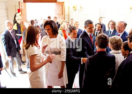 Präsident Barack Obama und die First Lady Michelle Obama werden vom französischen Präsidenten Nicolas Sarkozy und seiner Frau, der französischen First Lady Carla Bruni-Sarkozyarrive, am 6. Juni 2009 in Caen, Frankreich, begrüßt. (Offizielles Foto des Weißen Hauses von Pete Souza) Dieses offizielle Foto des Weißen Hauses wird zur Veröffentlichung durch Nachrichtenorganisationen und/oder zum persönlichen Druck durch die Betreffzeile(en) des Fotos zur Verfügung gestellt. Das Foto darf in keiner Weise manipuliert oder in Materialien, Anzeigen, Produkten oder Werbeaktionen verwendet werden, die in irgendeiner Weise die Zustimmung oder Billigung des Präsidenten, der ersten Familie, o suggerieren Stockfoto