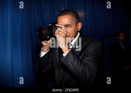 Präsident Barack Obama richtet mit der Kamera eines Fotografen backstage vor der Bemerkungen über die Hypothek Zahlung Entlastung für die Eigenheimbesitzer. Dobson High School. Mesa, Arizona 2/18/09. . Offizielle Weiße Haus Foto von Pete Souza Stockfoto