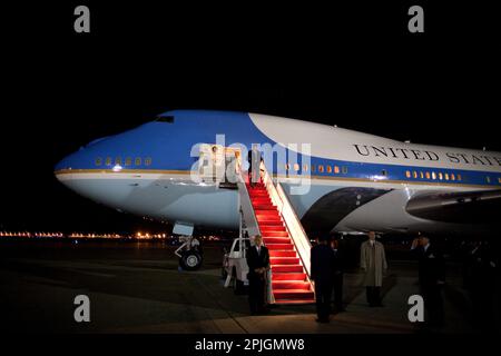 Präsident Barack Obama macht seinen Weg nach unten die Treppe der Air Force One 8. April 2009, bei seiner Ankunft auf der Andrews Air Force Base Rückkehr aus Bagdad, Irak. Offiziellen White House Photo by Pete Souza Stockfoto