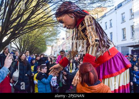 London, England, Großbritannien. 2. April 2023. Die kleine Amal, die 3,5 Meter große Marionette eines 10 Jahre alten syrischen Flüchtlingsmädchens, schüttelt einem Jungen die Hand, während sie Camden besucht. (Kreditbild: © Vuk Valcic/ZUMA Press Wire) NUR REDAKTIONELLE VERWENDUNG! Nicht für den kommerziellen GEBRAUCH! Stockfoto