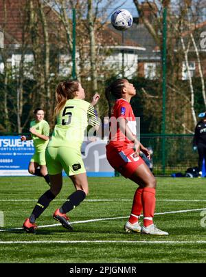 Teesside, Großbritannien. 02. April 2023. Middlesbroughs Armani Maxwell-Herausforderungen für den Ball, während der Middlesbrough Women FC (in Rot und Weiß) in der FA Women's National League Division One North gegen den Stockport County Ladies FC spielte. Die Besucher gewannen 1-6 im Map Group UK Stadium in Stockton-on-Tees – eine Punktzahl, die auf der Heimseite hart war. Kredit: Teesside Snapper/Alamy Live News Stockfoto