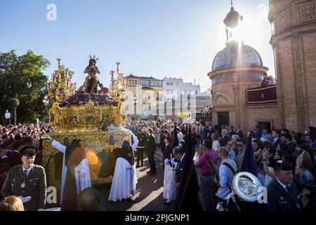 Sevilla, Spanien. 2. April 2023. Der Paso des Christus von 'Las Penas' der Bruderschaft namens 'La Estrella' während der Parade zur Kathedrale von Sevilla am Palmsonntag, ''Domingo de Ramos'' auf Spanisch (Kreditbild: © Daniel Gonzalez Acuna/ZUMA Press Wire) NUR REDAKTIONELLE VERWENDUNG! Nicht für den kommerziellen GEBRAUCH! Stockfoto