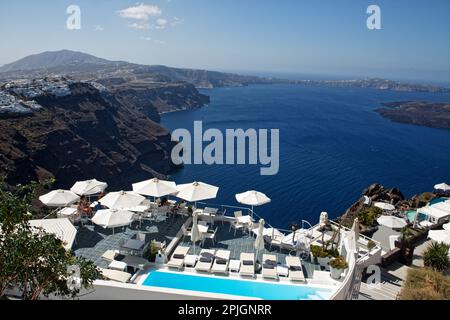 Ein sonniges Tagespanorama der Insel Santorin, Griechenland Stockfoto