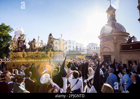 Sevilla, Spanien. 2. April 2023. Der Paso des Christus von 'Las Penas' der Bruderschaft namens 'La Estrella' während der Parade zur Kathedrale von Sevilla am Palmsonntag, ''Domingo de Ramos'' auf Spanisch (Kreditbild: © Daniel Gonzalez Acuna/ZUMA Press Wire) NUR REDAKTIONELLE VERWENDUNG! Nicht für den kommerziellen GEBRAUCH! Stockfoto