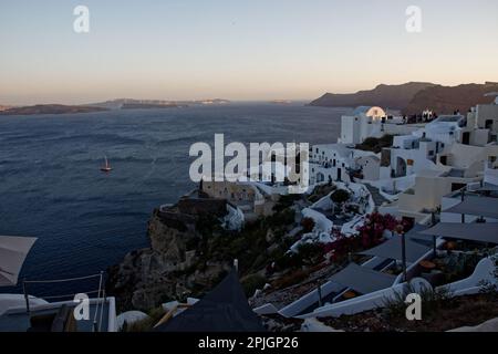 Sonnenuntergangspanorama von Oia, Santorin, Griechenland Stockfoto