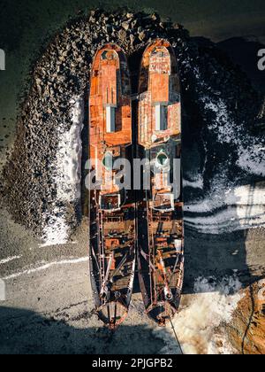 Luftaufnahme der alten verlassenen Walfänger Hvalur 6 RE-376 und Hvalur 7 RE-377 in Hvalfjörður, Island Stockfoto