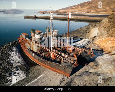 Luftaufnahme der alten verlassenen Walfänger Hvalur 6 RE-376 und Hvalur 7 RE-377 in Hvalfjörður, Island Stockfoto