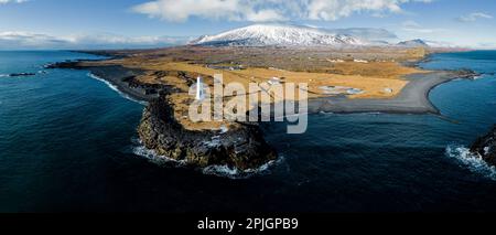 Luftpanorama des Malarrif Leuchtturms mit dem Vulkan Snæfellsjökull im Hintergrund Stockfoto