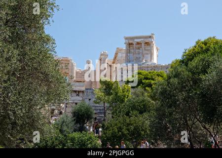 Tempel der Athena Nike auf der Akropolis, von unten gesehen Stockfoto