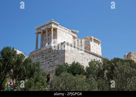 Tempel der Athena Nike auf der Akropolis, von unten gesehen Stockfoto