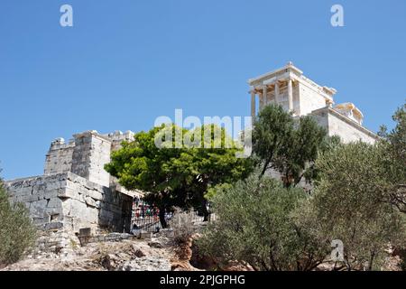 Tempel der Athena Nike auf der Akropolis, von unten gesehen Stockfoto