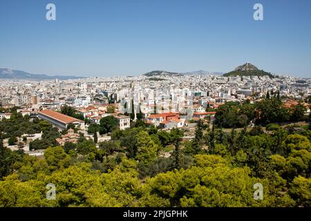 Eine Skyline von Athen aus Sicht des Areopagus Hill, einem kleinen Felsen westlich der Akropolis Stockfoto