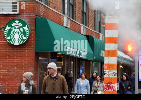 Leute, die an einem Starbucks in der 145 Third Ave, New York, in der Nähe des Stuyvesant Square Park in Manhattan vorbeilaufen. Stockfoto