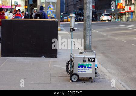 Eine NYC DEP Luftqualitätssammelstation, in der W 42. St, in Midtown Manhattan. Stockfoto