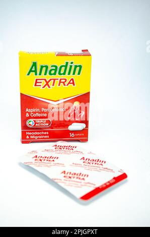 Eine Schachtel Anadin Extra Schmerztabletten gegen Kopfschmerzen und Migräne, die Aspirin, Paracetamol und Koffein enthalten, isoliert vor weißem Hintergrund Stockfoto