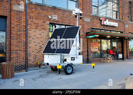 Eine solarbetriebene mobile Überwachungseinheit von Liveview Technologies an einer fußgängerzone im Viertel Mount Vernon Square in Washington DC. Stockfoto