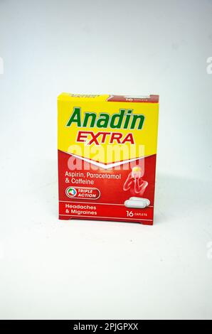 Eine Schachtel Anadin Extra Schmerztabletten gegen Kopfschmerzen und Migräne, die Aspirin, Paracetamol und Koffein enthalten, isoliert vor weißem Hintergrund Stockfoto