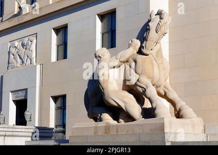 Man Controlling Trade, eine von zwei Skulpturen im Art déco-Stil, die von Michael Lantz für die Federal Trade Commission in Washington DC geformt wurden Stockfoto