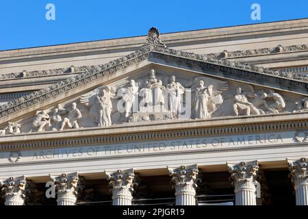 Die kunstvoll verzierten Pedimente, die Einzigartigkeit (Friese, Friese, Architrave) und die Hauptstädte des National Archives Building and Museum in Washington DC. Stockfoto