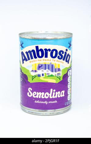 Eine Dose Ambrosia semolina, isoliert vor weißem Hintergrund Stockfoto