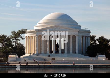 Das Thomas Jefferson Memorial in Washington DC mit dem Tidal Basin im Vordergrund. Stockfoto