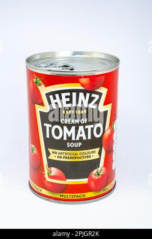 Eine Dose Heinz-Tomatensuppe, isoliert vor weißem Hintergrund Stockfoto