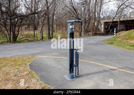 Eine Dero Fixit Fahrradreparaturstation mit Fahrradwerkzeugen und Luftpumpe im Benjamin Banneker Park, Arlington, Virginia. Stockfoto