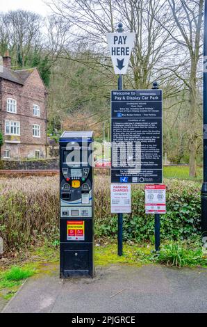 Ein Ticketautomat auf einem kostenpflichtigen Parkplatz in Ironbridge Shropshire, Großbritannien, wo Autofahrer für ihren Parkplatz bezahlen Stockfoto