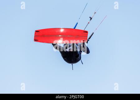 Ein Kitesurfer, der bei Sturm auf der ostsee surft Stockfoto