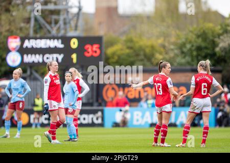 2. April 2023 Leah Williamson, Lia Walti. Barclays Women's Super League-Spiel zwischen Arsenal und Manchester City, Meadow Park (Borehamwood). Stockfoto