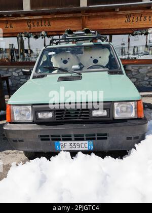 Spielzeugbären in einem Auto vor einem Restaurant in Breuil Cervinia, einem Skigebiet im Aosta Valley NW Italien Stockfoto