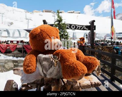 Kuscheltölpel vor einem Restaurant in Breuil Cervinia, einem Skigebiet im Aosta Valley NW Italien Stockfoto