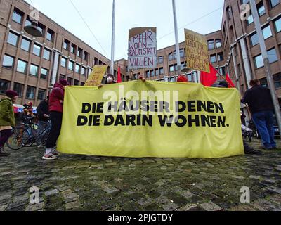 München, Bayern, Deutschland. 2. April 2023. Die Bewohner Münchens demonstrieren für erschwinglichere Wohnungen und das Ende der Gentrifizierung der von ihnen gepflegten Wohngegenden hat zu Wohnengpässen geführt. (Kreditbild: © Sachelle Babbar/ZUMA Press Wire) NUR REDAKTIONELLE VERWENDUNG! Nicht für den kommerziellen GEBRAUCH! Stockfoto