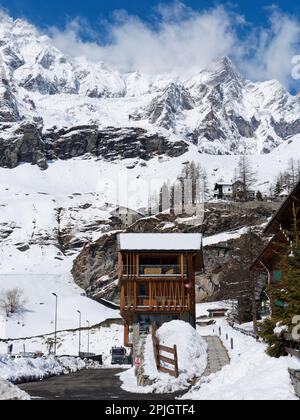 Holzhaus auf Pfählen, umgeben von schneebedeckten alpen im Skigebiet Breuil Cervinia im Aosta Valley NW Italien Stockfoto