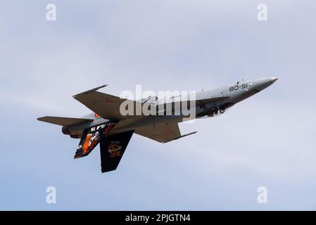Spanische Air Force McDonnell Douglas EF-18A Hornet Kampfflugzeug 15-08 fliegt auf der Royal International Air Tattoo Airshow, RAF Fairford, Großbritannien. Stockfoto