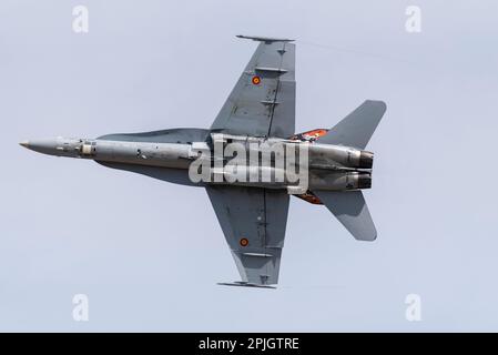 Spanische Air Force McDonnell Douglas EF-18A Hornet Kampfflugzeug 15-08 fliegt auf der Royal International Air Tattoo Airshow, RAF Fairford, Großbritannien. Stockfoto