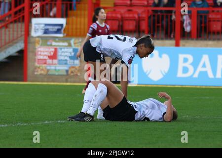 London, Großbritannien. 02. April 2023. Dagenham and Redbridge, Vereinigtes Königreich, 02. April 2023 Taylor Hinds (12, Liverpool) beim Versuch einer verletzten Katie Stengel (24 Liverpool) während eines Spiels in der Barclays Women's Super League zwischen West Ham United und Liverpool im Dagenham & Redbridge Stadium in London, 02. April 2023, Vereinigtes Königreich (Bettina Weissensteiner/SPP) Kredit: SPP Sport Press Photo. Alamy Live News Stockfoto