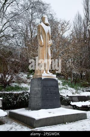 Eine schneebedeckte Statue des umstrittenen Monarchen Leopold II im Jardin du ROI, Brüssel, Belgien. Stockfoto