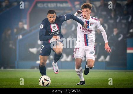 Paris, Frankreich. 2. April 2023. KYLIAN MBAPPE von PSG und JOHANN LEPENANT von Lyon während des Spiels der Ligue 1 zwischen Paris Saint-Germain (PSG) und Olympique Lyonnais (OL) im Parc des Princes Stadium am Sonntag in Paris. (Kreditbild: © Matthieu Mirville/ZUMA Press Wire) NUR REDAKTIONELLE VERWENDUNG! Nicht für den kommerziellen GEBRAUCH! Stockfoto