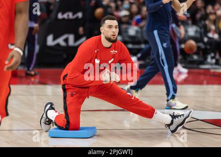 Chicago, USA. 02. April 2023. Chicago, USA, 2. April 2023: Zach LaVine (8 Chicago Bulls) erwärmt sich vor dem Spiel zwischen den Chicago Bulls und Memphis Grizzlies am Sonntag, den 2. April 2023 im United Center, Chicago, USA. (KEINE KOMMERZIELLE NUTZUNG) (Shaina Benhiyoun/SPP) Guthaben: SPP Sport Press Photo. Alamy Live News Stockfoto