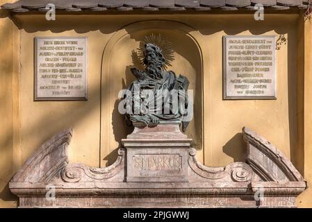 Skulptur des Markus über dem Eingangsportal der Markuskirche, 1581, in der Jakob Fugger-Siedlung, der ältesten sozialen Siedlung der Welt, 16. C. Stockfoto