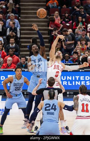 Chicago, USA. 02. April 2023. Chicago, USA, 2. April 2023: Tipoff zwischen den Chicago Bulls und Memphis Grizzlies am Sonntag, 2. April 2023 im United Center, Chicago, USA. (KEINE KOMMERZIELLE NUTZUNG) (Shaina Benhiyoun/SPP) Guthaben: SPP Sport Press Photo. Alamy Live News Stockfoto