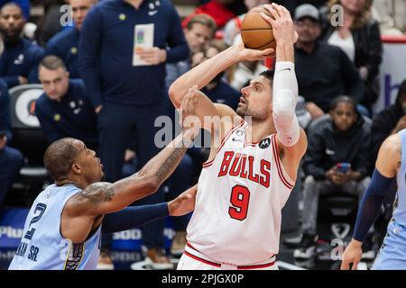 Chicago, USA. 02. April 2023. Chicago, USA, 2. April 2023: Nikola Vucevic (9 Chicago Bulls) schießt den Ball während des Spiels zwischen den Chicago Bulls und Memphis Grizzlies am Sonntag, den 2. April 2023 im United Center, Chicago, USA. (KEINE KOMMERZIELLE NUTZUNG) (Shaina Benhiyoun/SPP) Guthaben: SPP Sport Press Photo. Alamy Live News Stockfoto