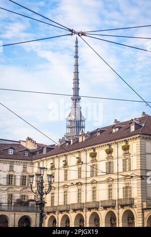 Blick auf die Mole Antonelliana, das Wahrzeichen von Turin, von Piazza Vittorio Veneto (Veneto), einer der elegantesten Platz in Stockfoto