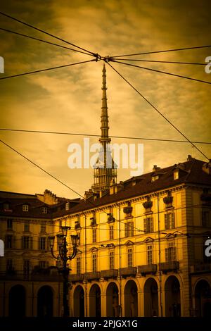 Blick auf die Mole Antonelliana, das Wahrzeichen von Turin, von Piazza Vittorio Veneto (Veneto), einer der elegantesten Platz in Stockfoto