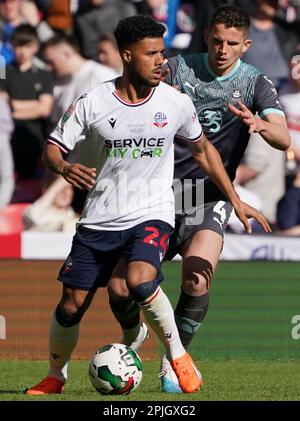 LONDON, ENGLAND - 02. APRIL: Elias Kachunga von Bolton und Jordan Houghton von Plymouth kämpfen um den Ball während des Finales der Papa John's Trophy im Wembley Stadium am 2. April 2023 in London, England. (Foto: Dylan Hepworth/MB Media) Stockfoto