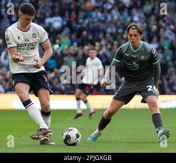 LONDON, ENGLAND - 02. APRIL: Boltons Eoin Toal und Plymouth's Callum Wright kämpfen um den Ball während des Papa John's Trophy Finales am 2. April 2023 im Wembley Stadium in London, England. (Foto: Dylan Hepworth/MB Media) Stockfoto