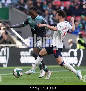 LONDON, ENGLAND – 02. APRIL: Joe Edwards von Plymouth und Josh Sheehan von Bolton kämpfen um den Ball, während des Papa John's Trophy Finales im Wembley Stadium am 2. April 2023 in London, England. (Foto: Dylan Hepworth/MB Media) Stockfoto